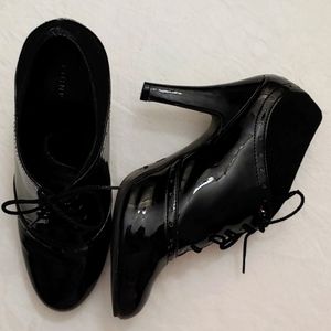 Fioni Heeled Wingtips